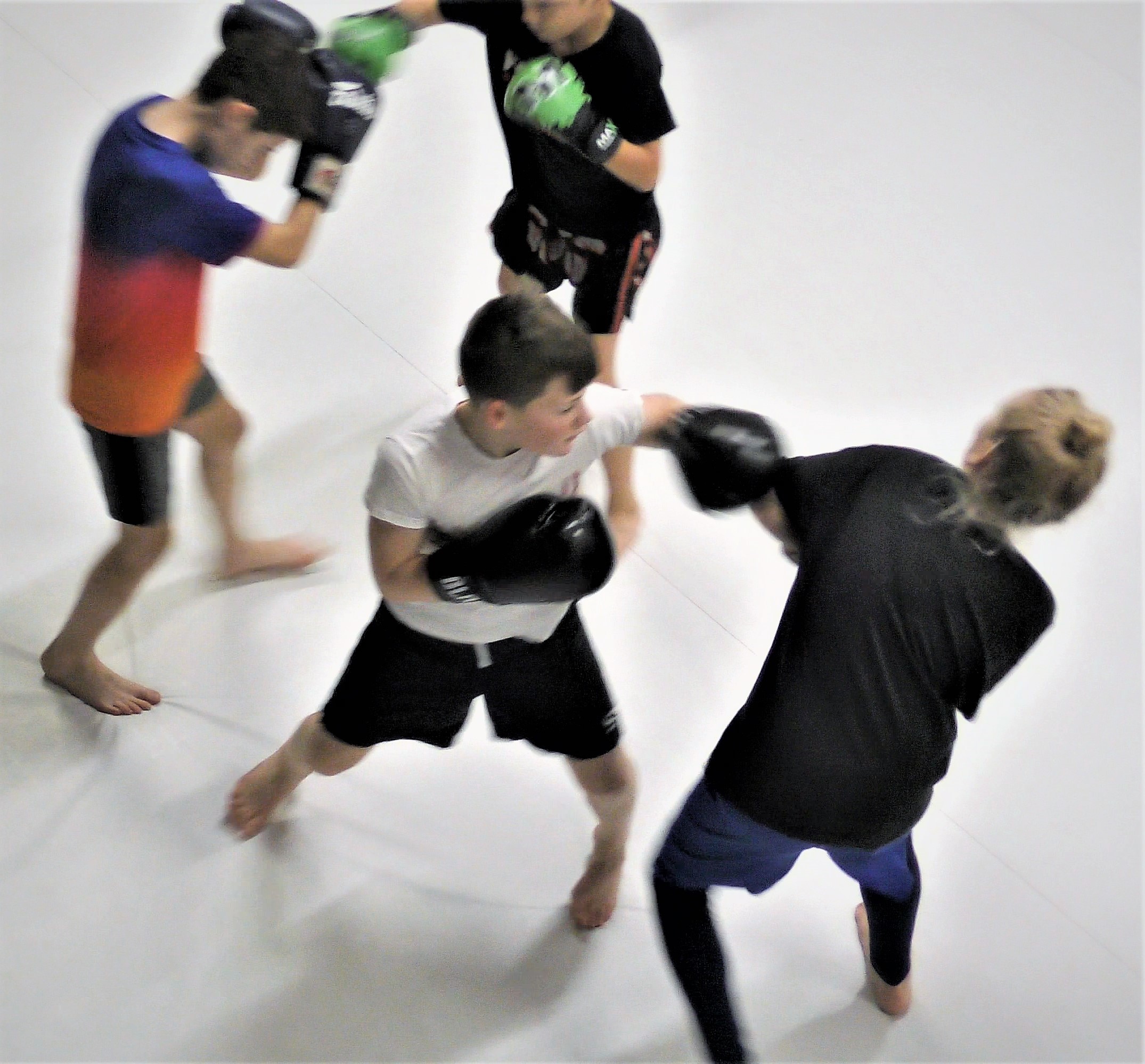 Fighting academy. Команда Fight Family. K1 Kickboxing. MMA Fighter as a teacher in the class.